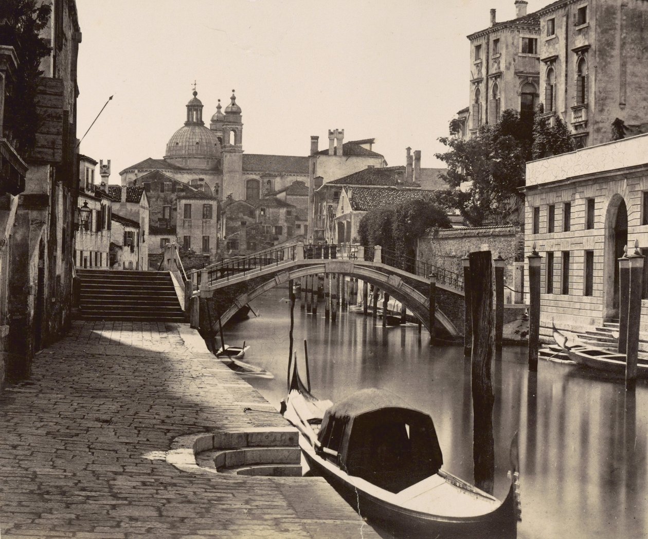 1875年頃、ヴェネツィアのリオオニサンティ橋 作： イタリアの写真家