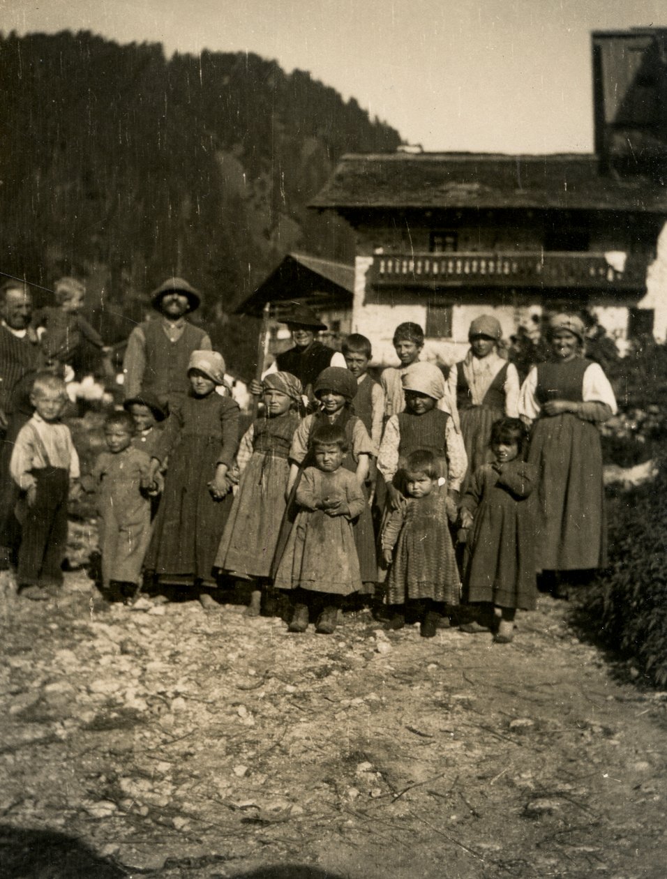 家の前の家族、イタリア、アオスタ渓谷、1900-1910年 作： イタリアの写真家
