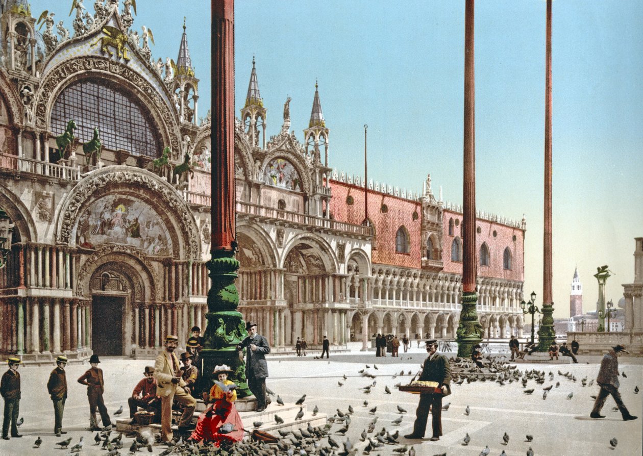 1900年頃、ヴェネツィアのサンマルコ広場でハトに餌をやる 作： イタリアの写真家