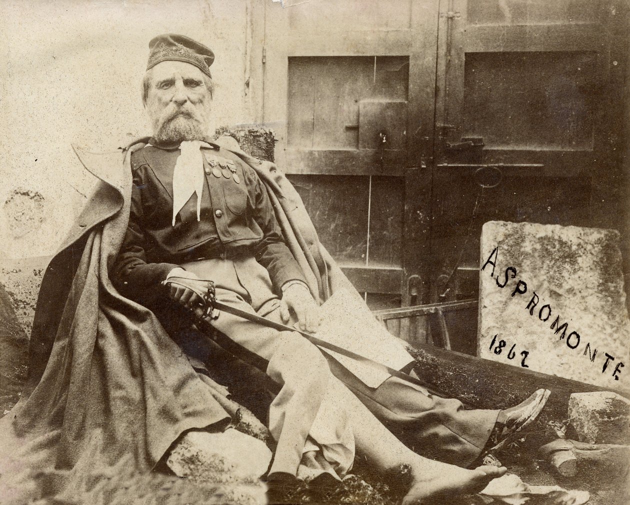 1862年に足を負傷したジュゼッペ・ガリバルディのアスプロモンテでの写真 作： イタリアの写真家