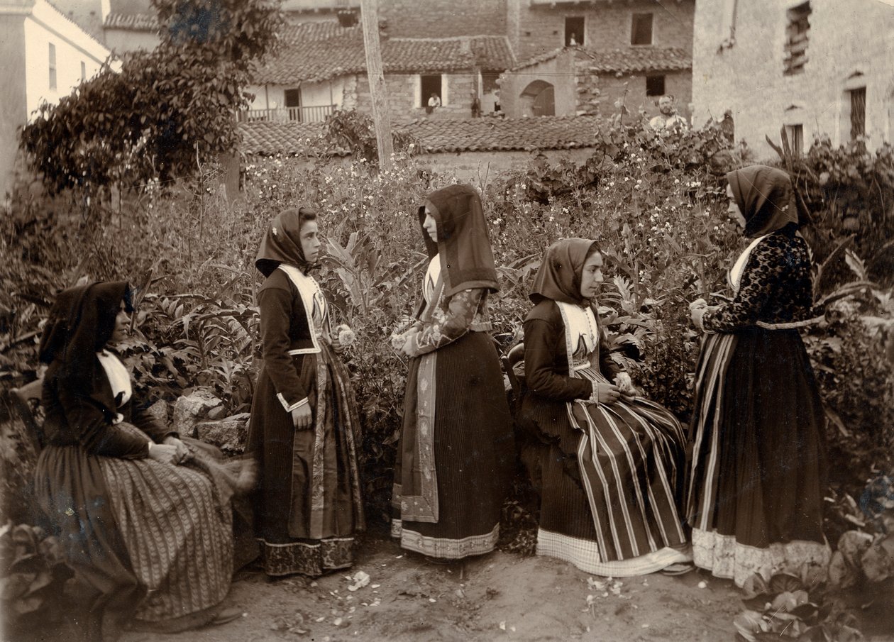 庭で民族衣装を着る女性グループ（イタリア、サルデーニャ島 作： イタリアの写真家