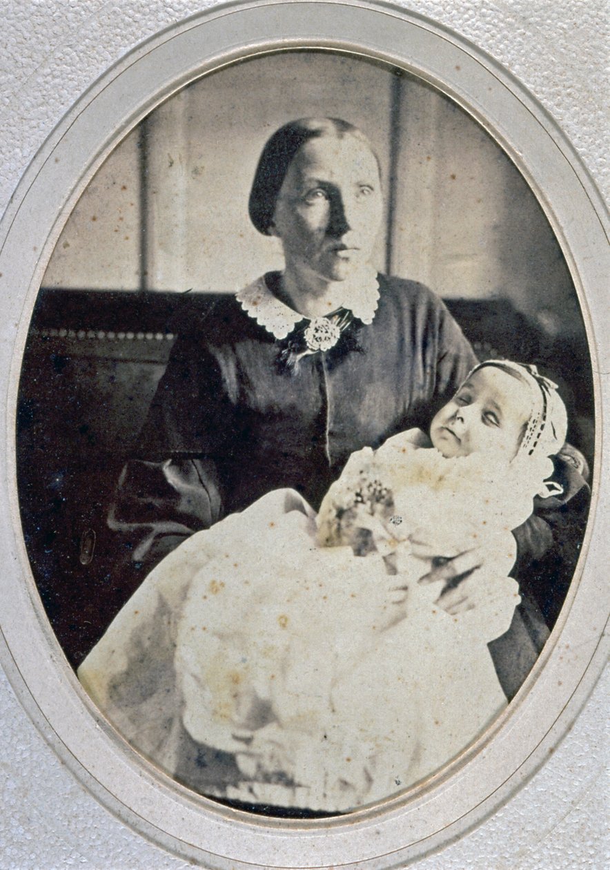 母親に抱かれた少女の死後の肖像画、1855年頃（モノクロ写真 作： イタリアの写真家