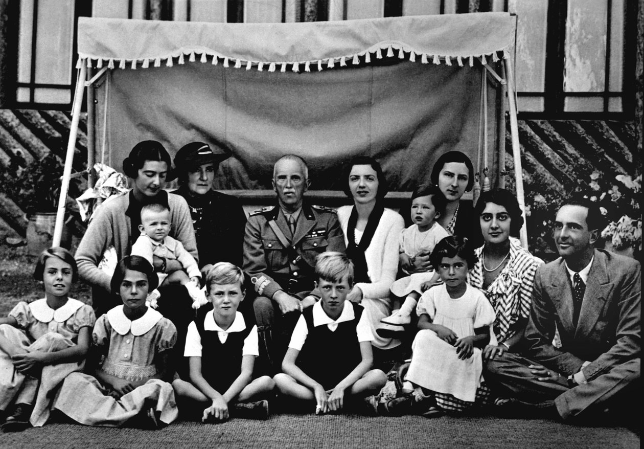 Die italienische Königsfamilie. In der Mitte Viktor Emanuel III. Unter den sitzenden Kindern ist der dritte von links Prinz Viktor Emanuel, der letzte rechts ist sein Vater Umberto II. 19. Jahrhundert von Italian Photographer
