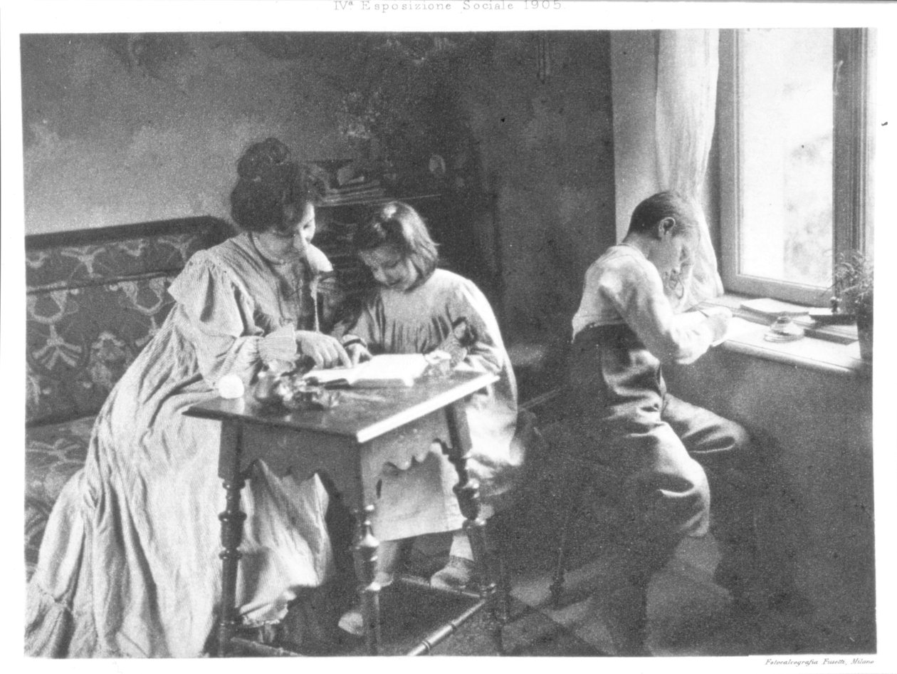 リーディングレッスン、1905年（臭化銀ゼラチンプリント） 作： イタリアの写真家