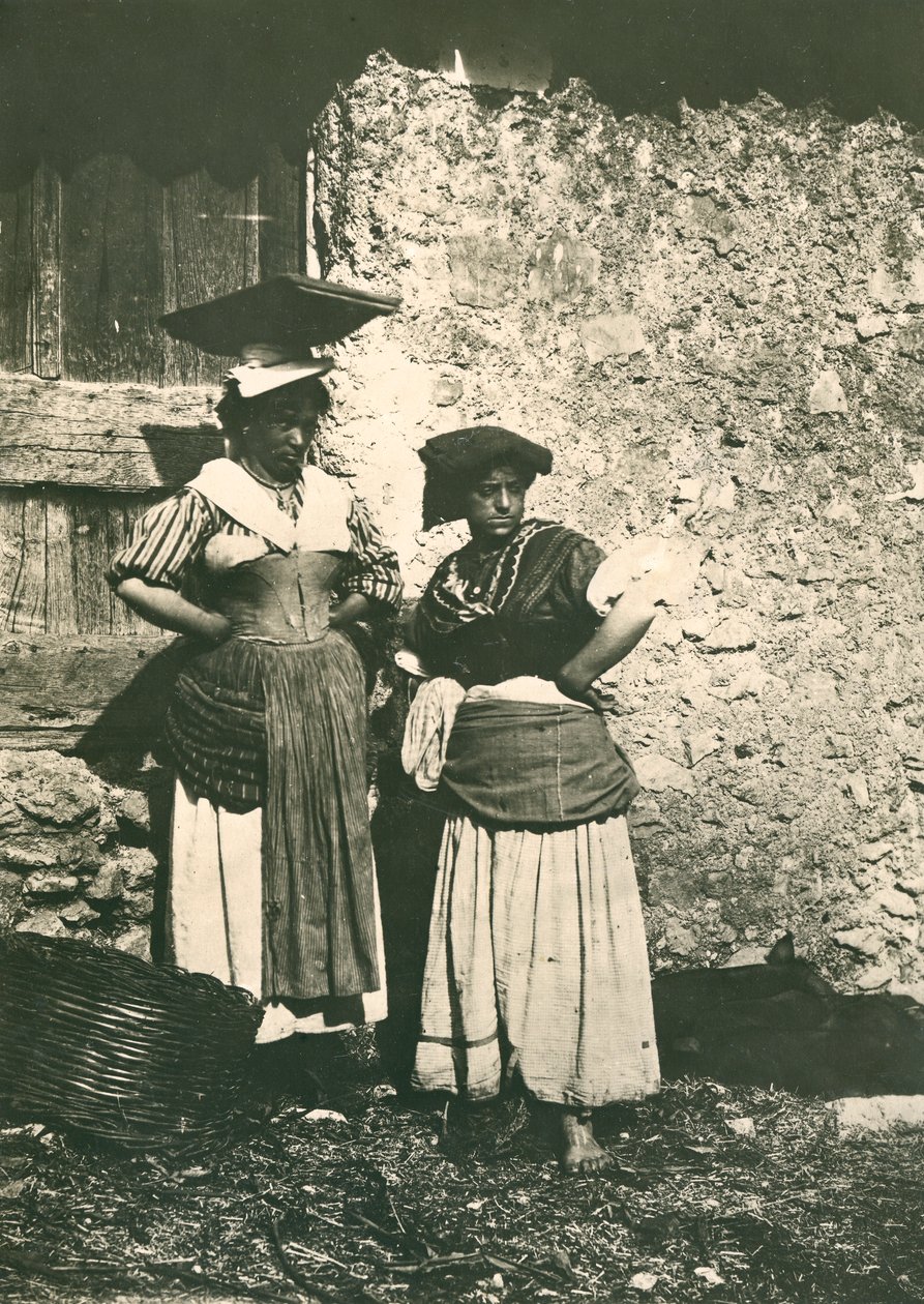 民族衣装を着たローマの田舎の農民2人（イタリア、1910年頃 作： イタリアの写真家