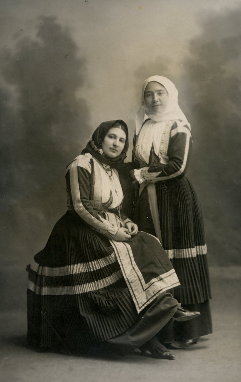 民族衣装を着た2人の女性（イタリア、サルデーニャ島、フォンニ、1915年頃 作： イタリアの写真家