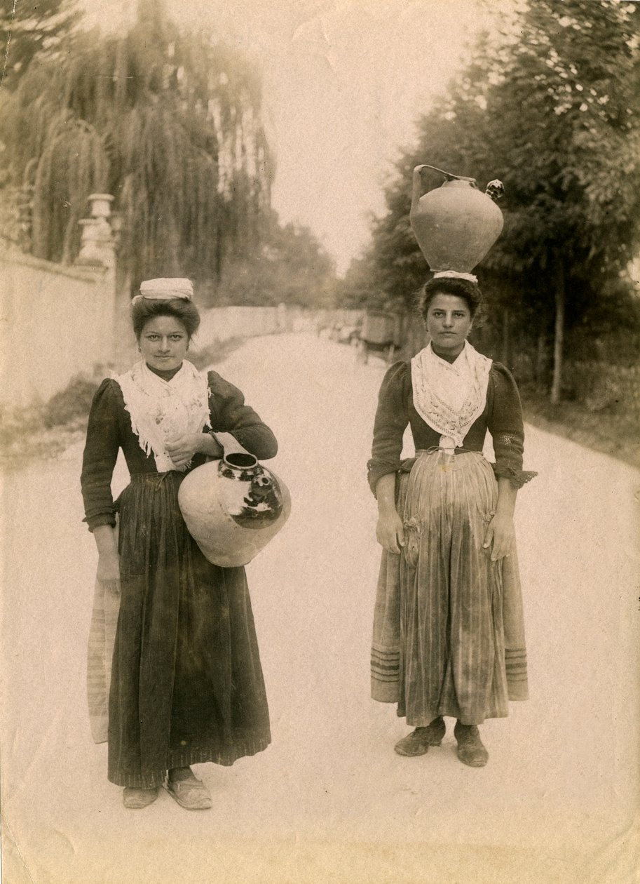 テラコッタの壺を持つ2人の若い女性（イタリア、アブルッツォ州ロッカラソ、1905年頃 作： イタリアの写真家