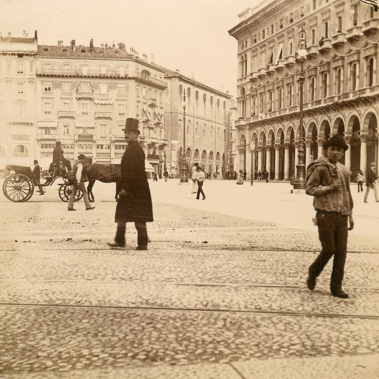 ドゥオーモ広場の眺め、ミラノ、1873 作： イタリアの写真家