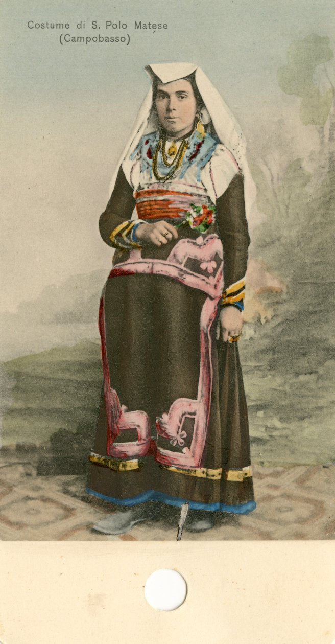 民族衣装を着た女性（イタリア、モリーゼ州サン・ポロ・マテーゼ、1910年頃 作： イタリアの写真家