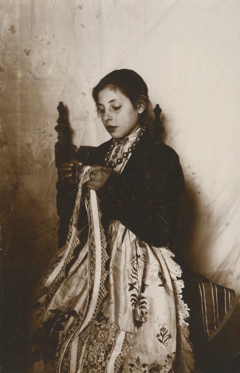 裁縫をする若い女性（イタリア、トスカーナ、1910年頃 作： イタリアの写真家