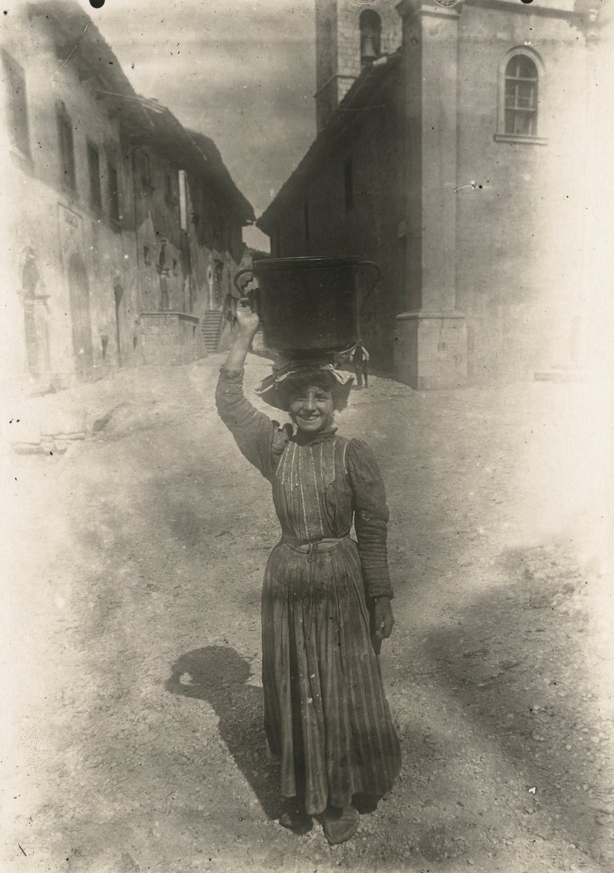 民族衣装を着た若い女性（イタリア、アブルッツォ州ロッカラーソ、1905年頃 作： イタリアの写真家