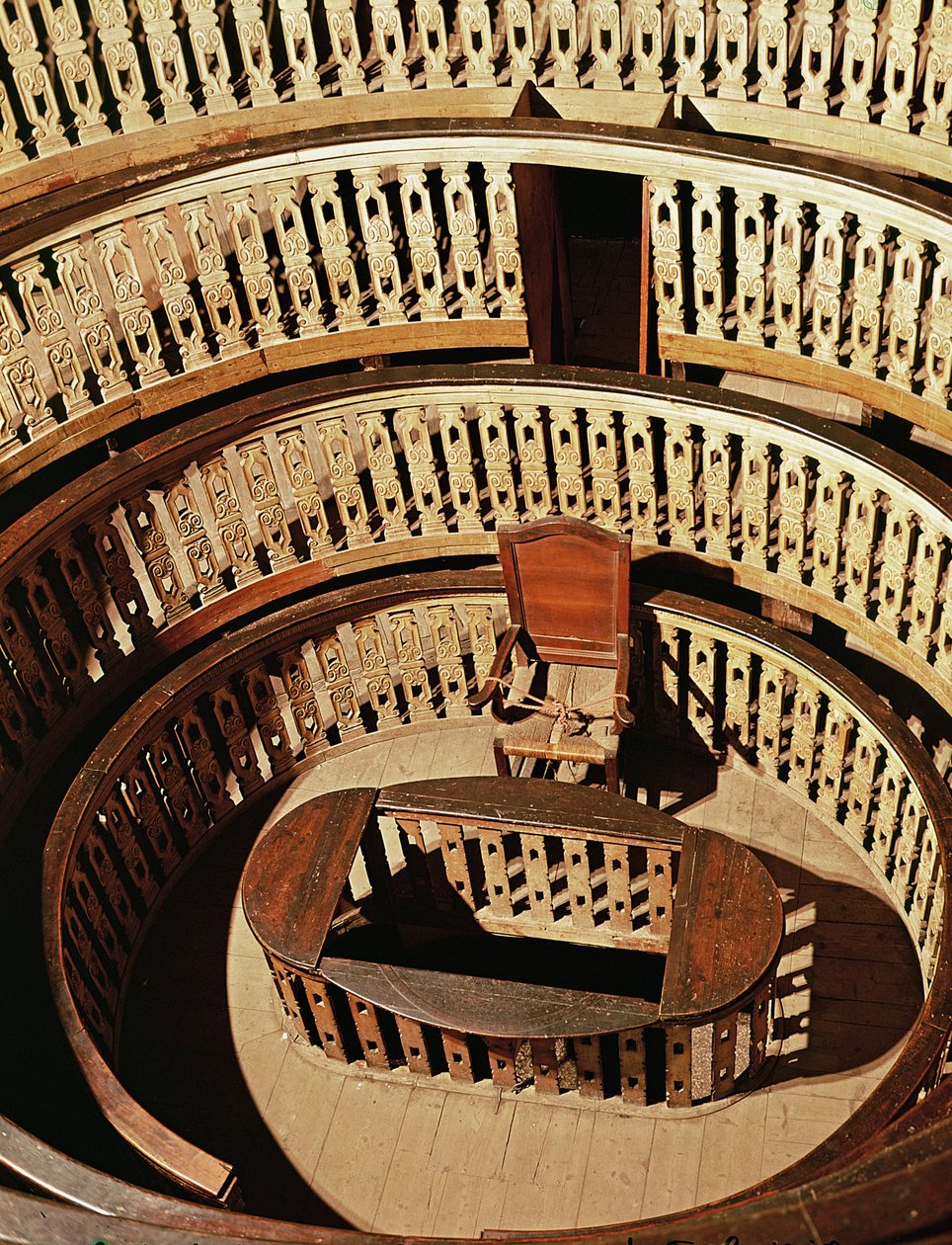 1594〜95年に建てられた解剖学的劇場 作： イタリア語学校