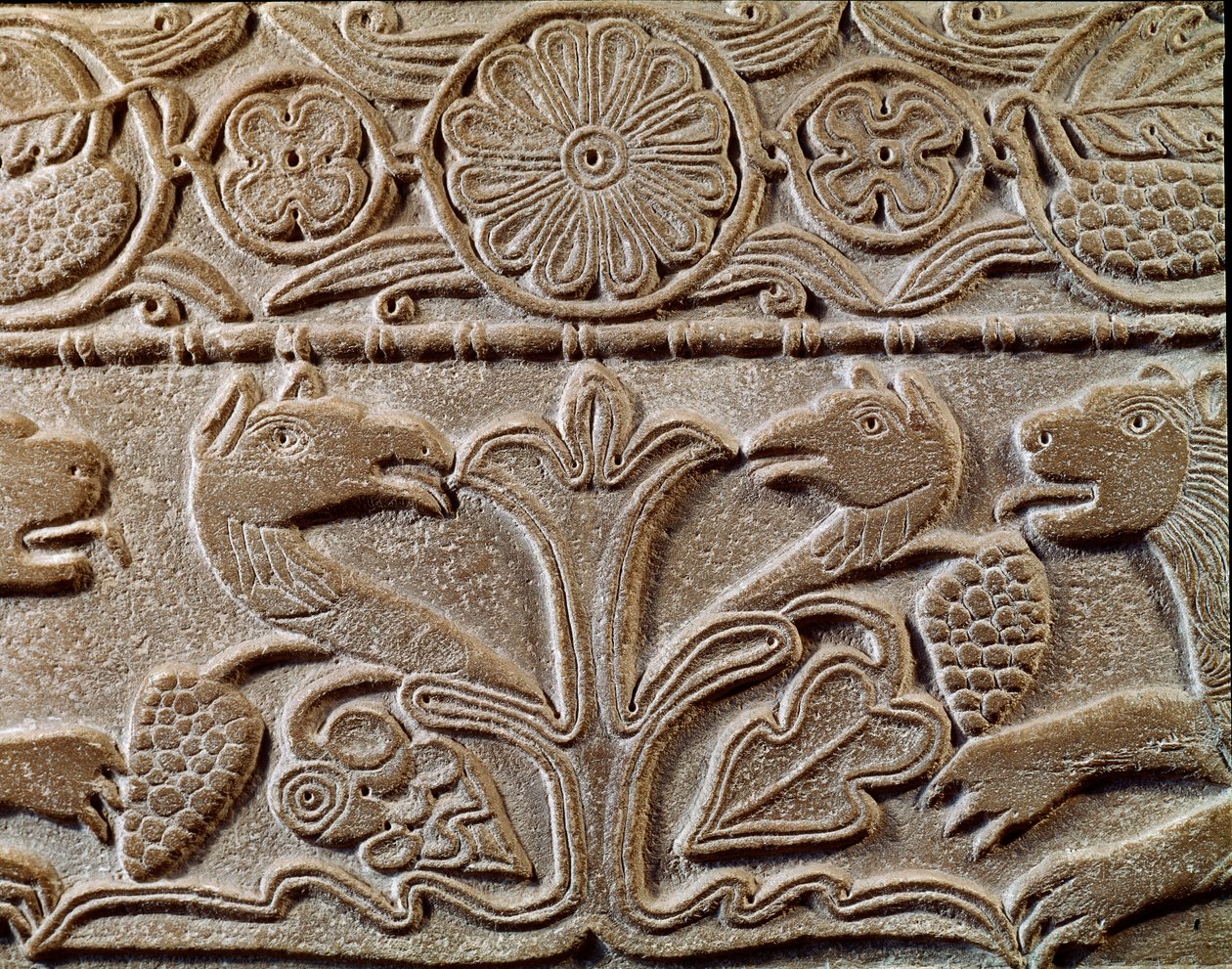 中世の考古学（Middle Ages）。ロンバルディアの蛮族芸術：敬虔なクニペルト王（688年から700年までの摂政）の愛人である王女テオドートのプルトゥス。)グリフィンが描かれたプレートの詳細、720年頃。ロンバルディア美術、大理石。パヴィア、M 作： イタリア語学校