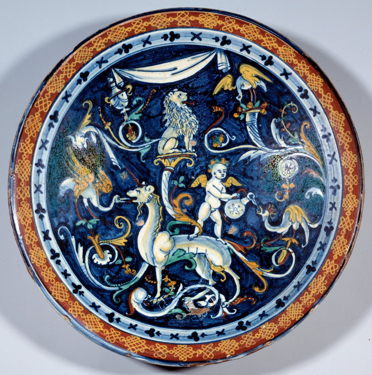 幻想的な動物が描かれたカフェッジョーロ・ファイアンスのカップ。1510-1520年 パリ、ルーヴル美術館 作： イタリア語学校