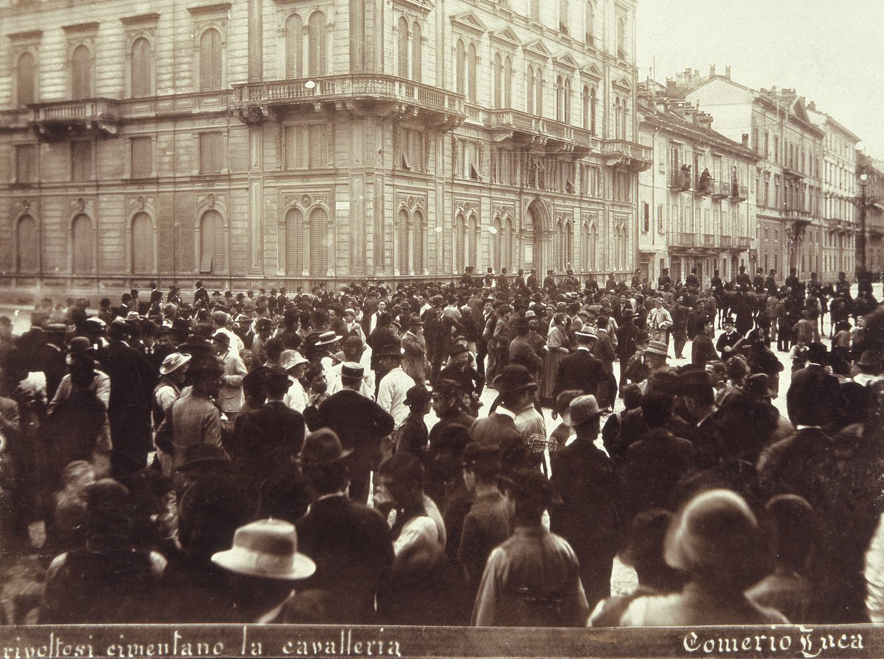 1898年5月6〜9日のミラノの暴動中に市民がババベカリス将軍の騎兵隊に挑む 作： イタリア語学校