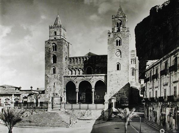 シチリア王ロジャー2世（d.1154）が1131年に建設したドゥオモの外観（モノクロ写真 作： イタリア語学校