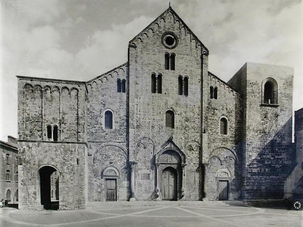 聖ニコラの遺物を納めるために1087年に設立されたバジリカのファサード（モノクロ写真） 作： イタリア語学校