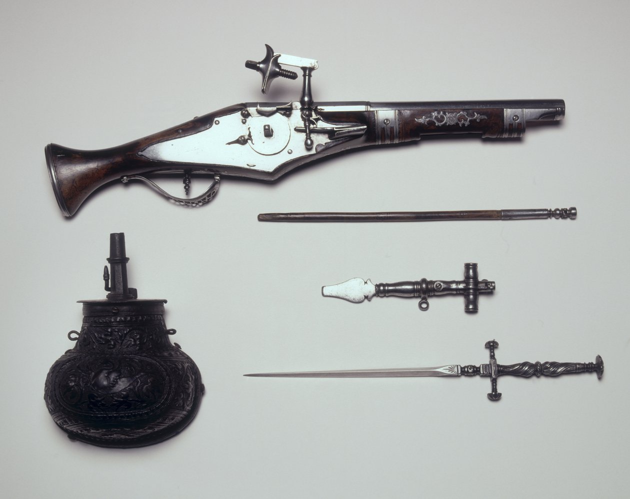 武器のグループ：Wheellock Pistol、Winding Key、Powder Flask、Stiletto 作： イタリア語学校