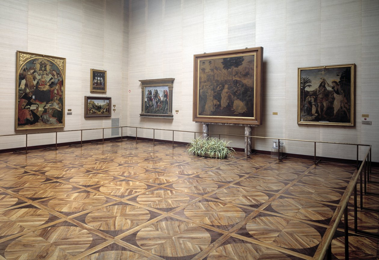 ヴィンチの「マギの礼拝」、ヴェロッキオとヴィンチの「キリストの洗礼」、シニョレッリの「聖母と聖人のいる三位一体」を展示した美術館のホール 作： イタリア語学校