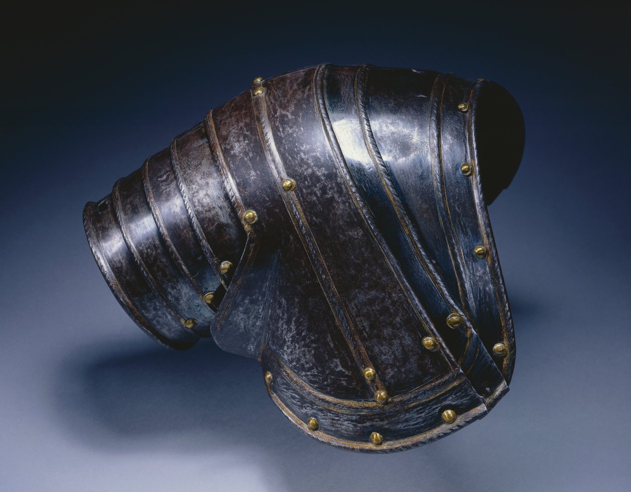 右肩甲、1560-70年頃（青と金色の鋼） 作： イタリア語学校
