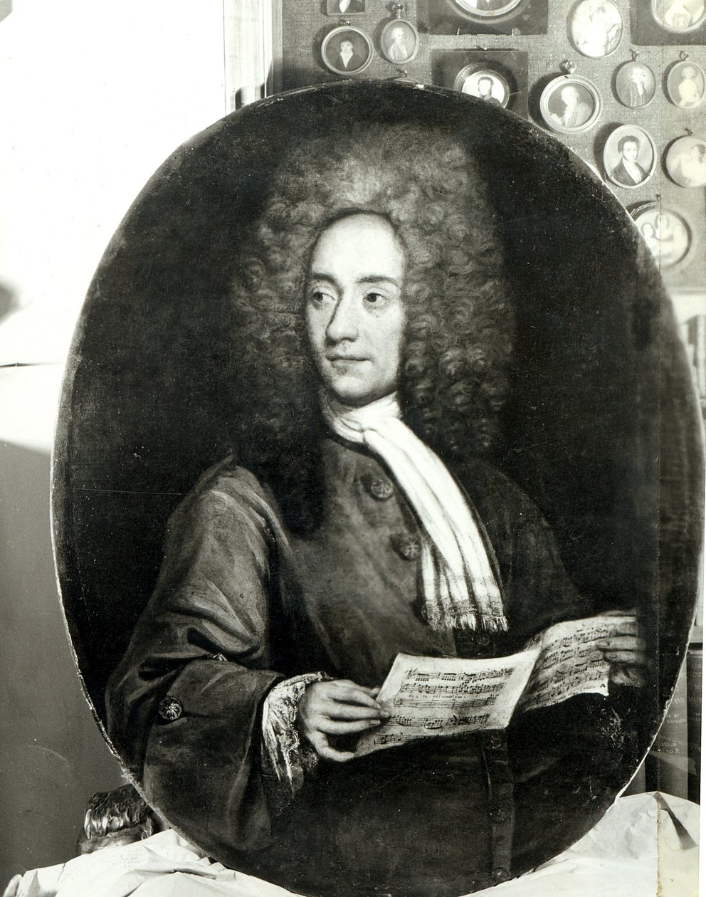 楽譜を持っている作曲家Tomaso Giovanni Albinoni（1671-1751）の肖像 作： イタリア語学校