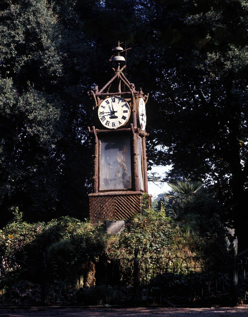 ローマ、1867年に建てられたピンキオ（ボルゲーゼ邸）の水時計。ドミニコのジャンバッティスタ・エンブリアコが手がけた。 作： イタリア語学校