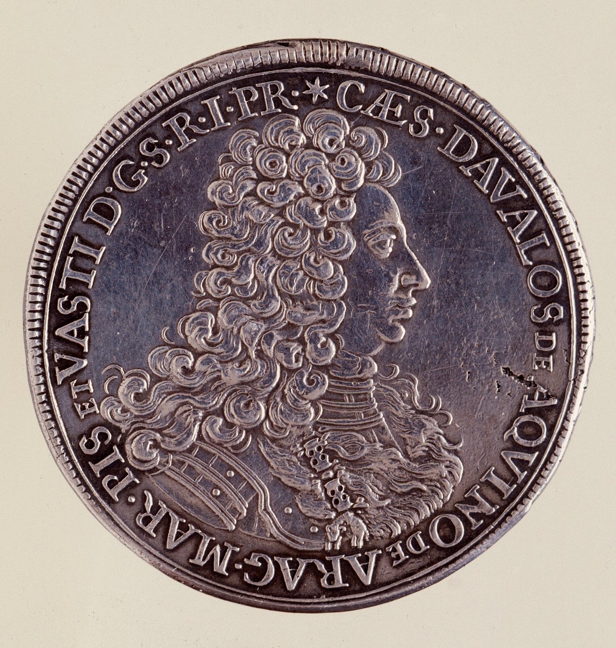 ナポリの銀貨（ターラー）。チェーザレ・ミケランジェロ・ダヴァロ1706年 直径4cm 個人蔵 作： イタリア語学校