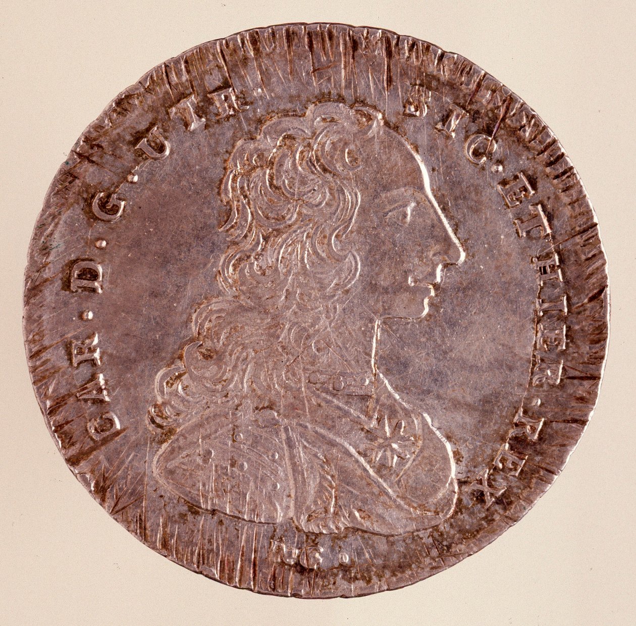 ナポリの銀製ピアストラ：スペインのカルロ3世（シャルル3世）の時代（1716-1788）と肖像。1750.直径4cm ナポリ、ムゼオ・アルケオロジコ 作： イタリア語学校