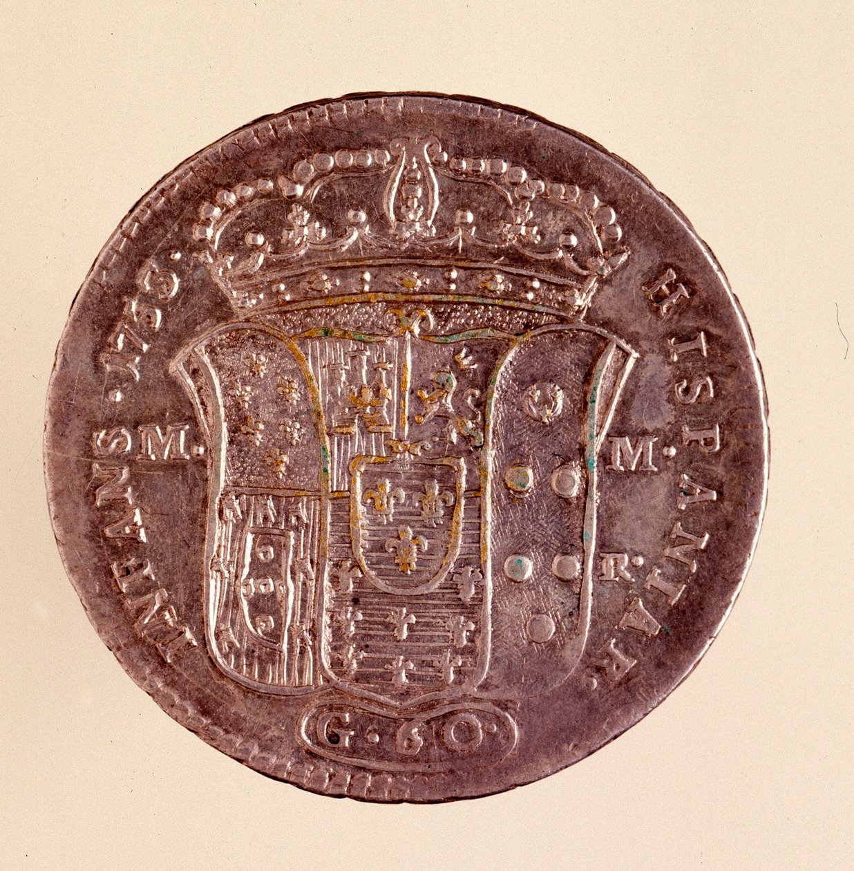ナポリの銀製ピアストラ：スペインのカルロ3世（シャルル3世）の時代（1716～1788年）。1750.直径4cm ナポリ、考古学博物館 作： イタリア語学校