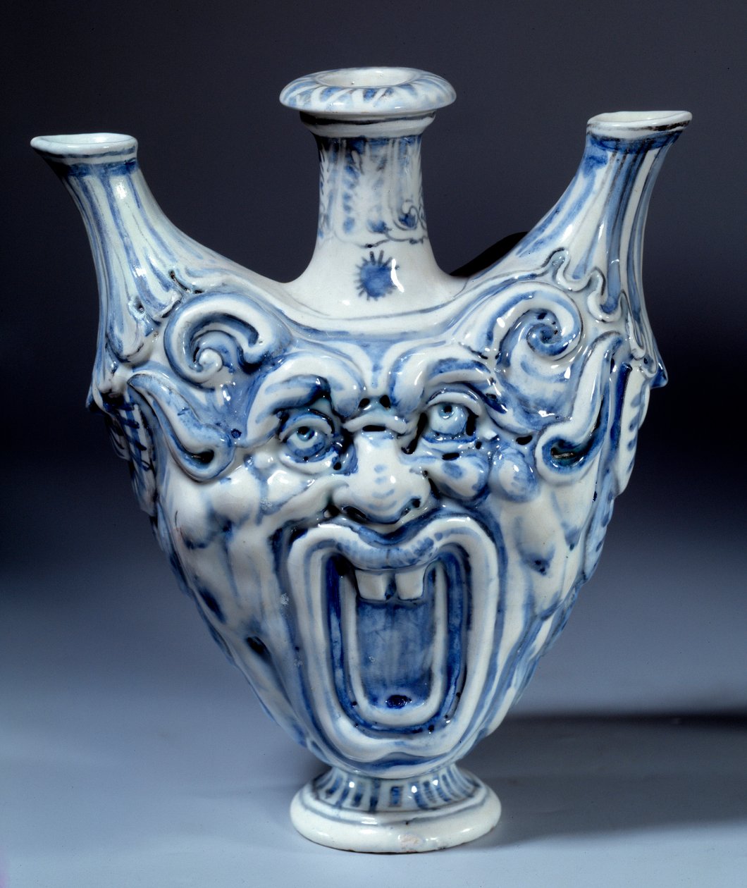 フランソワ2世・ド・メディシス（1544-1560）の製造による16世紀の軟磁性ボトル セーブル、磁器メーカー 作： イタリア語学校