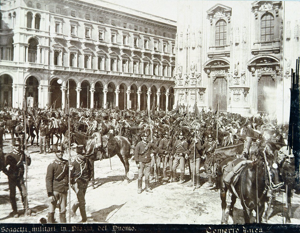 1898年5月6〜9日のミラノの暴動中に、大聖堂の前でババベカリス将軍の指揮下の兵士 作： イタリア語学校