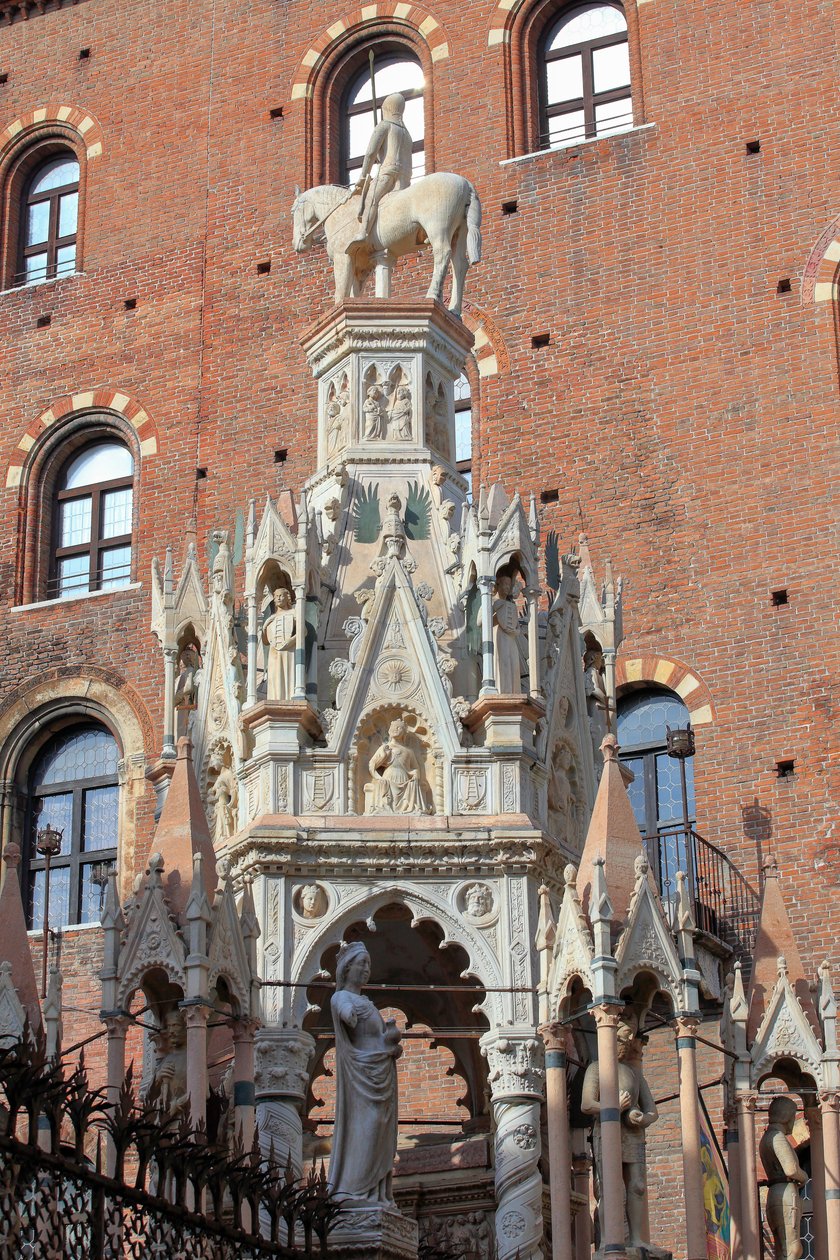 スカリガー（スカリゲリ）の墓。カンシニョーリオの墓ゴシック様式のモニュメント 作： イタリア語学校