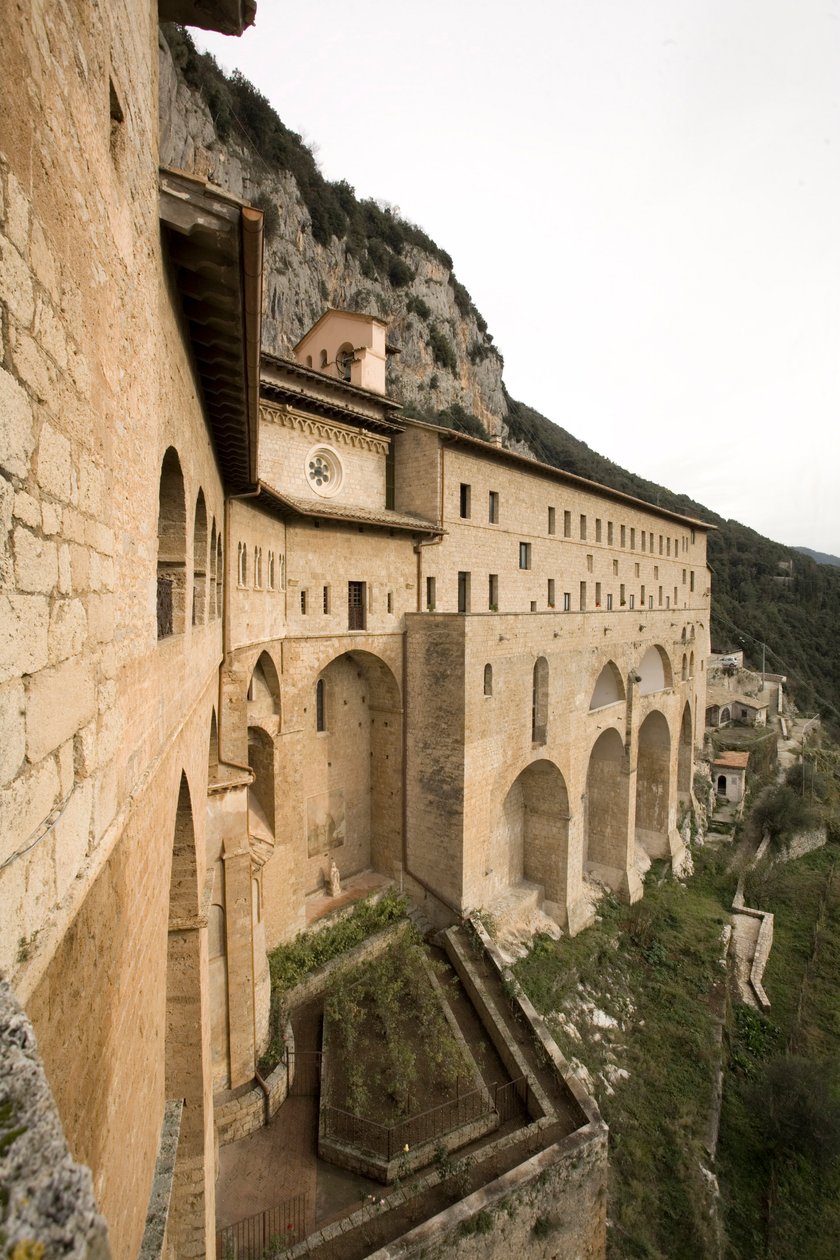 12世紀に建てられた聖ベネデット修道院（サクロ・スペコ）の眺め（イタリア、スビアコ（ローマ）にて 作： イタリア語学校