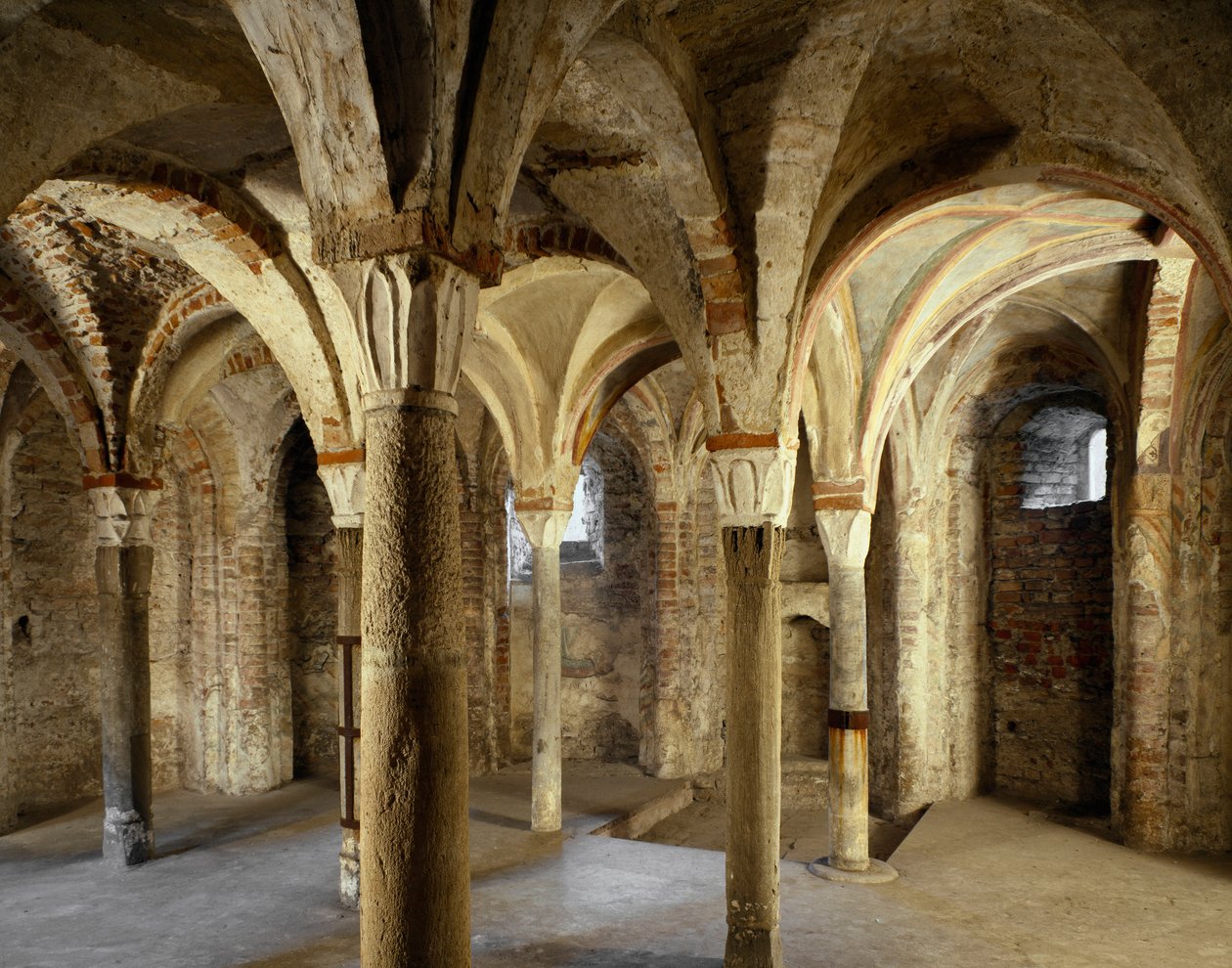 サンテューゼビオ教会の地下聖堂の眺め（7世紀）。パヴィア (Pavia) イタリア 作： イタリア語学校