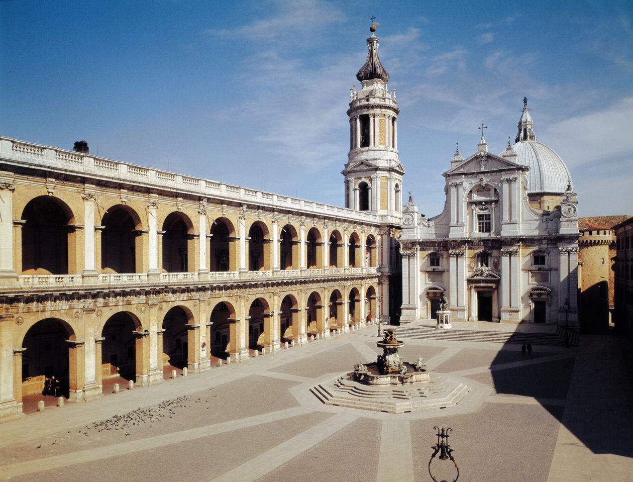 1570-87年に建てられたファサードの眺め 作： イタリア語学校