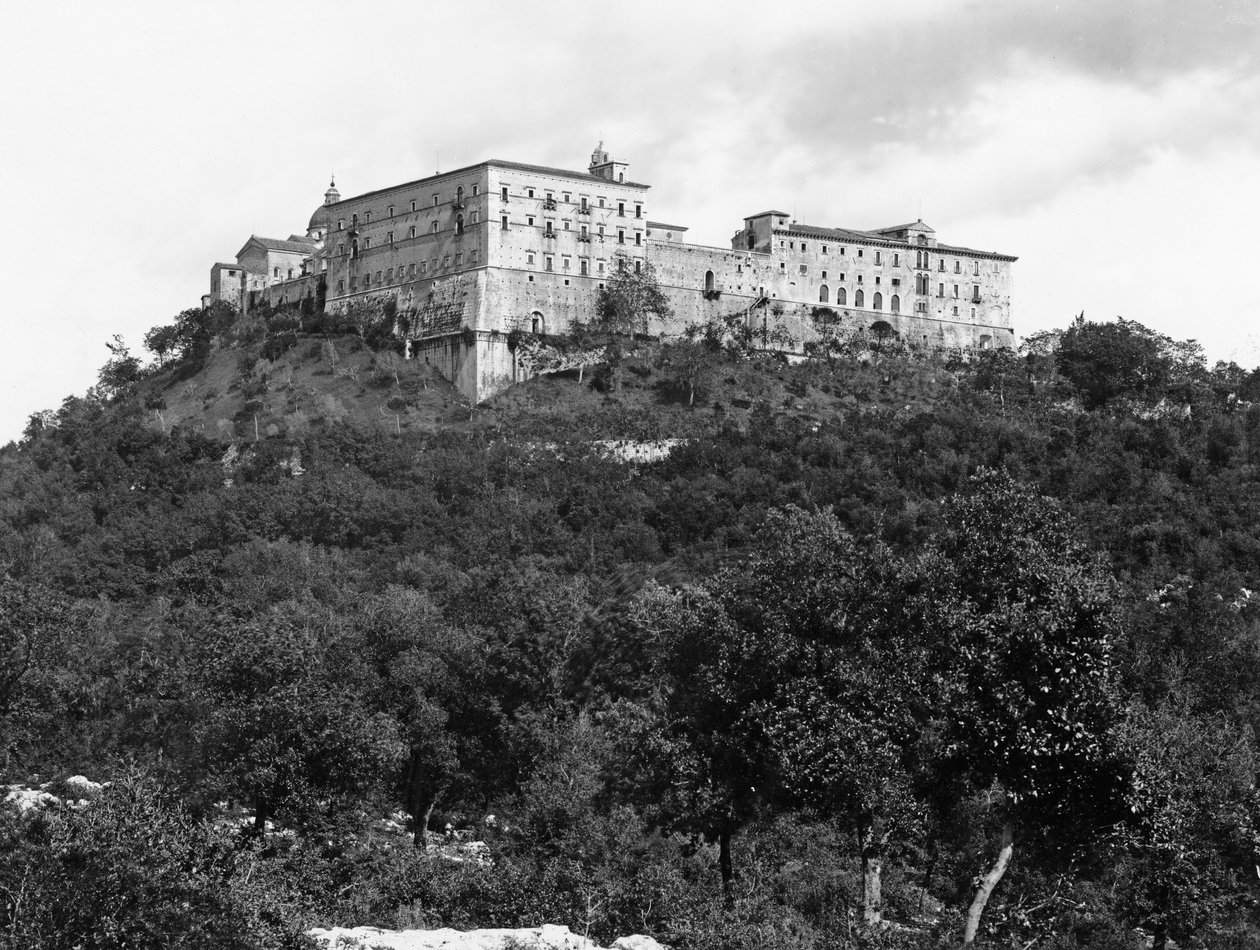 修道院の丘の修道院の外観の概観 作： イタリア語学校イタリア語学校