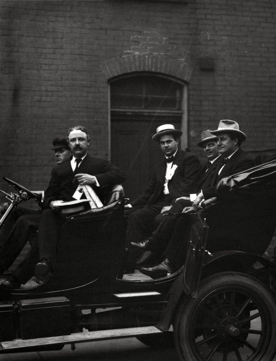 1916年6月11〜14日、セントルイスの1916年民主党全国大会のセッションに到着した正体不明の代表、ローラウェルズとウィリアムジェニングスブライアンのエドワードF.ゴルトラ 作： JCシュトラウス