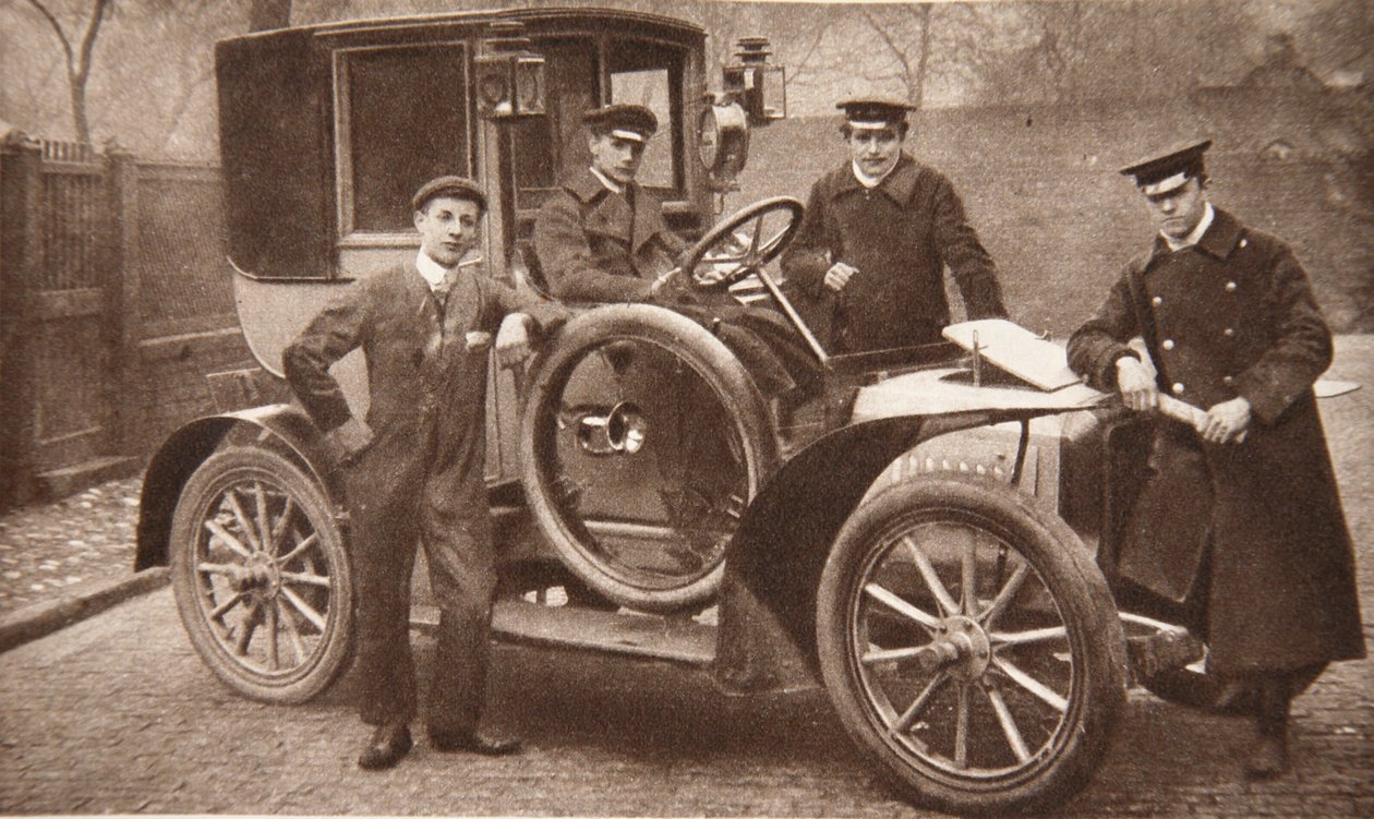 リバプールで最初のタクシー運転手、1906年（bw写真） 作： JPウッド