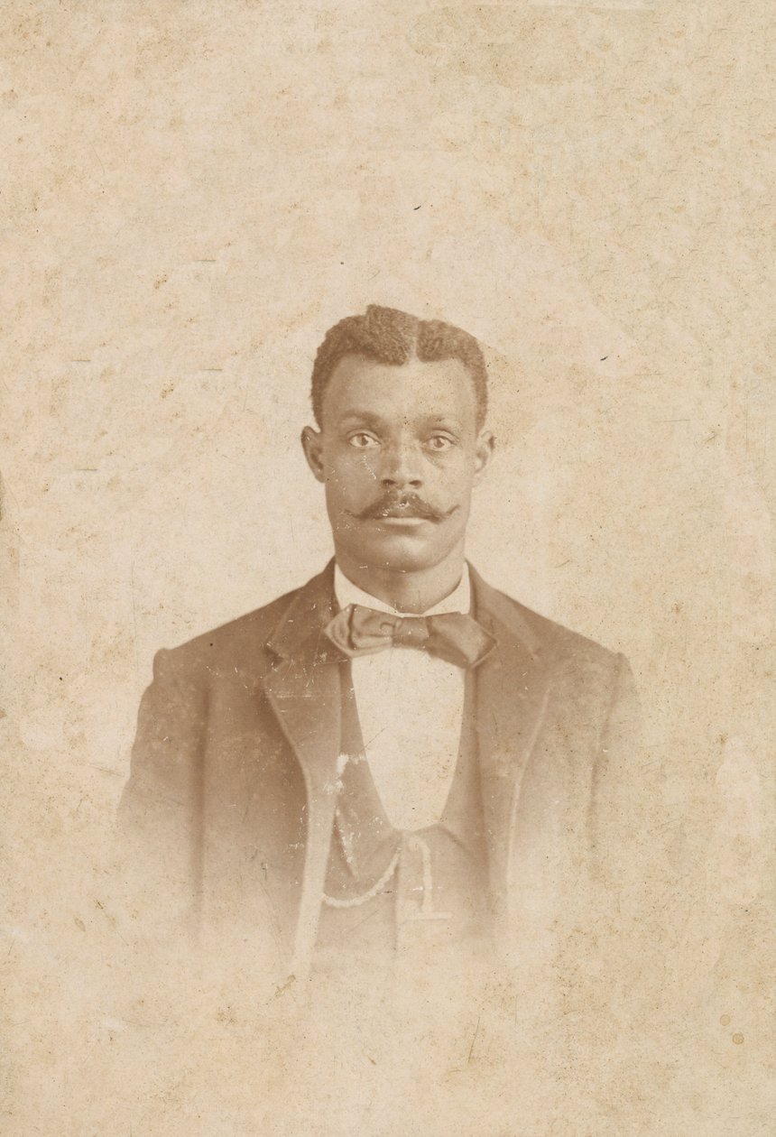 スーツ、ベスト、ネクタイを着用した男性の写真、1880 年代から 1900 年代。 作： JWテイラー