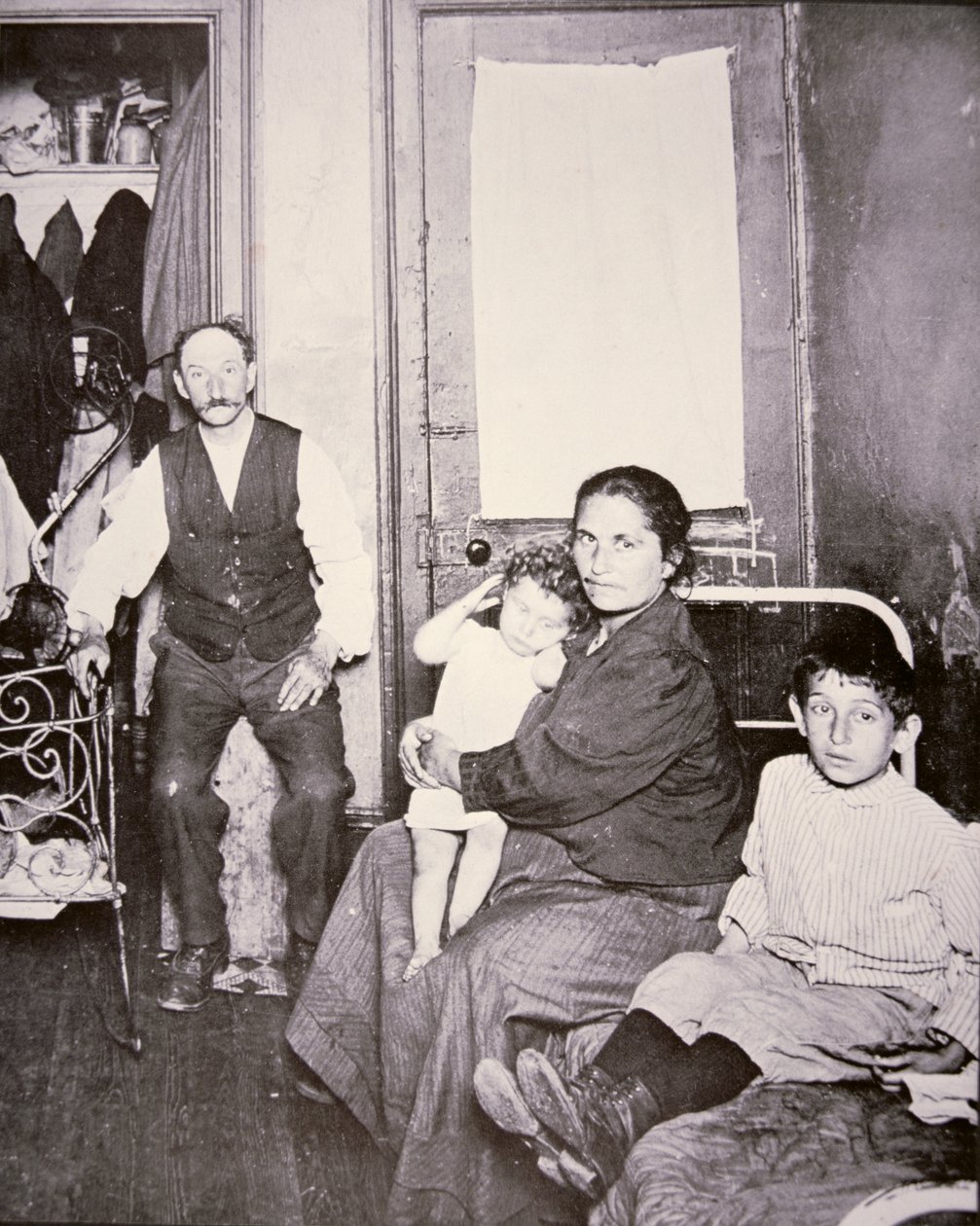 移民の家族（ニューヨーク市ローワーイーストサイド、1910年頃）（モノクロ写真 作： ジェイコブ・オーガスト・リース