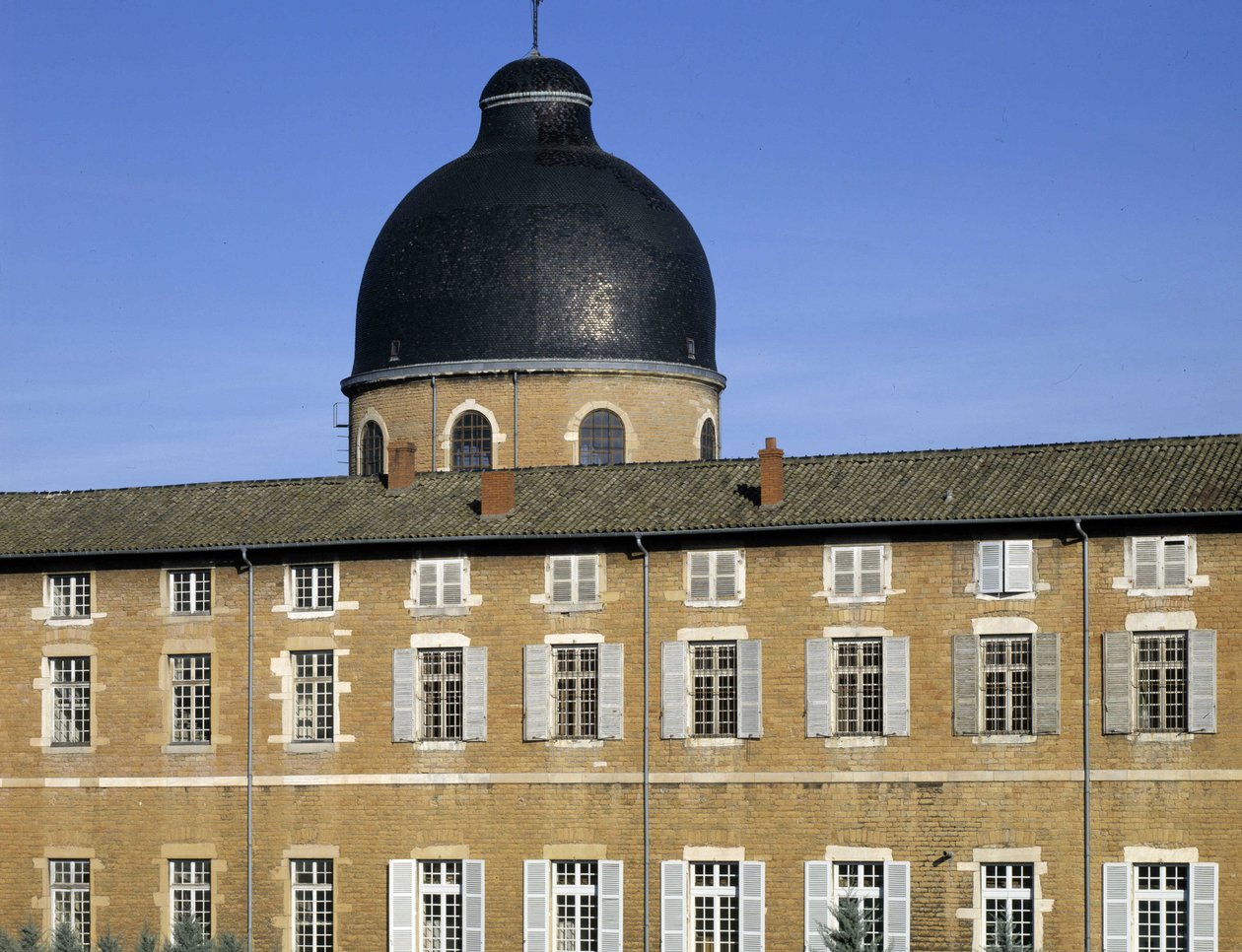 バロック建築：建築家ジャック・ジェルマン(Jacques-Germain) Soufflot (1713-1780)によるホテル・デューのドーム(18世紀)。マコン、ソーヌ、ロワール（ソーヌ＝エ＝ロワール）（71）。 作： ジャック・ジェルマン・スフロ