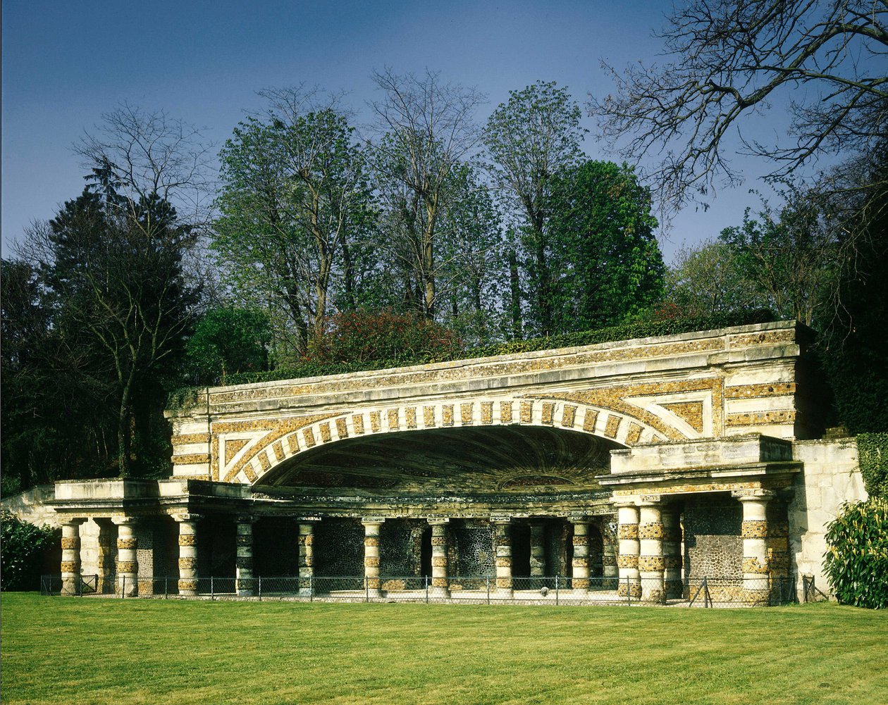 フランス、シャトー（イヴリーヌ）。泉を収容するために建てられたニンフ・ド・スフロ（Nymphee de Soufflot）。1774年から1777年にかけてのスフロ（パンテオンの建築家）の建築。 作： ジャック・ジェルマン・スフロ