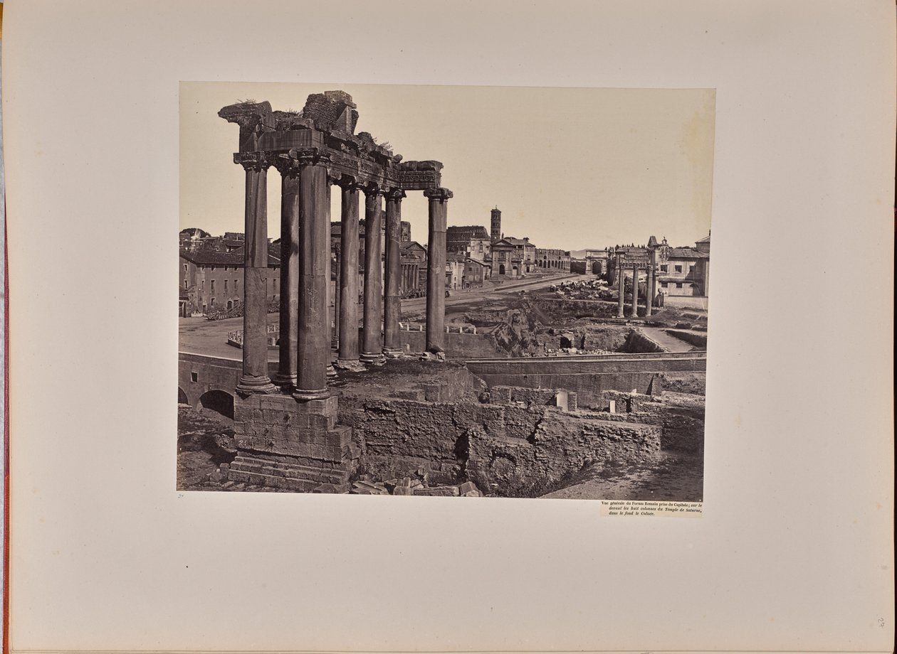 カピトリーノの丘から見たフォロ・ロマーノの全景、前景にサトゥルヌス神殿の8本の柱、背景にコロッセオ 作： ジェームズ・アンダーソン