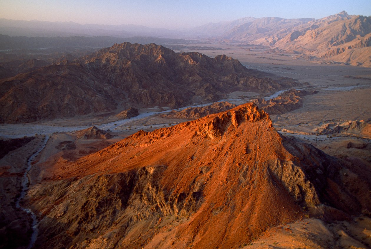 Al Jabal al Akhdar地区、NakhlからJabal ash Sham、オマーン。航空写真。オマーン、アラビア半島。 作： ジェームス・L・スタンフィールド