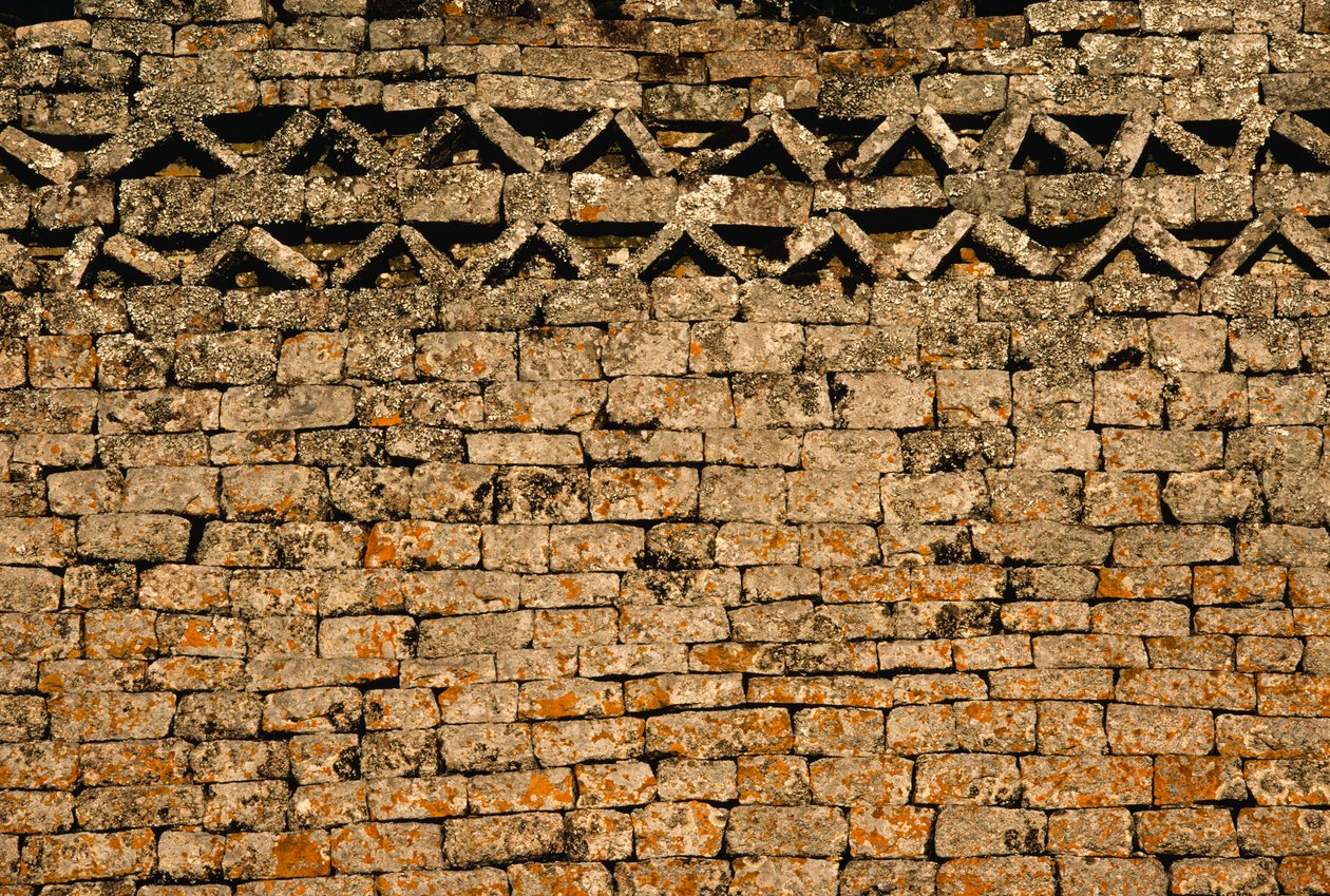 ジンバブエ、GREAT ZIMBABWE RUINSの石垣。 作： ジェームス・L・スタンフィールド