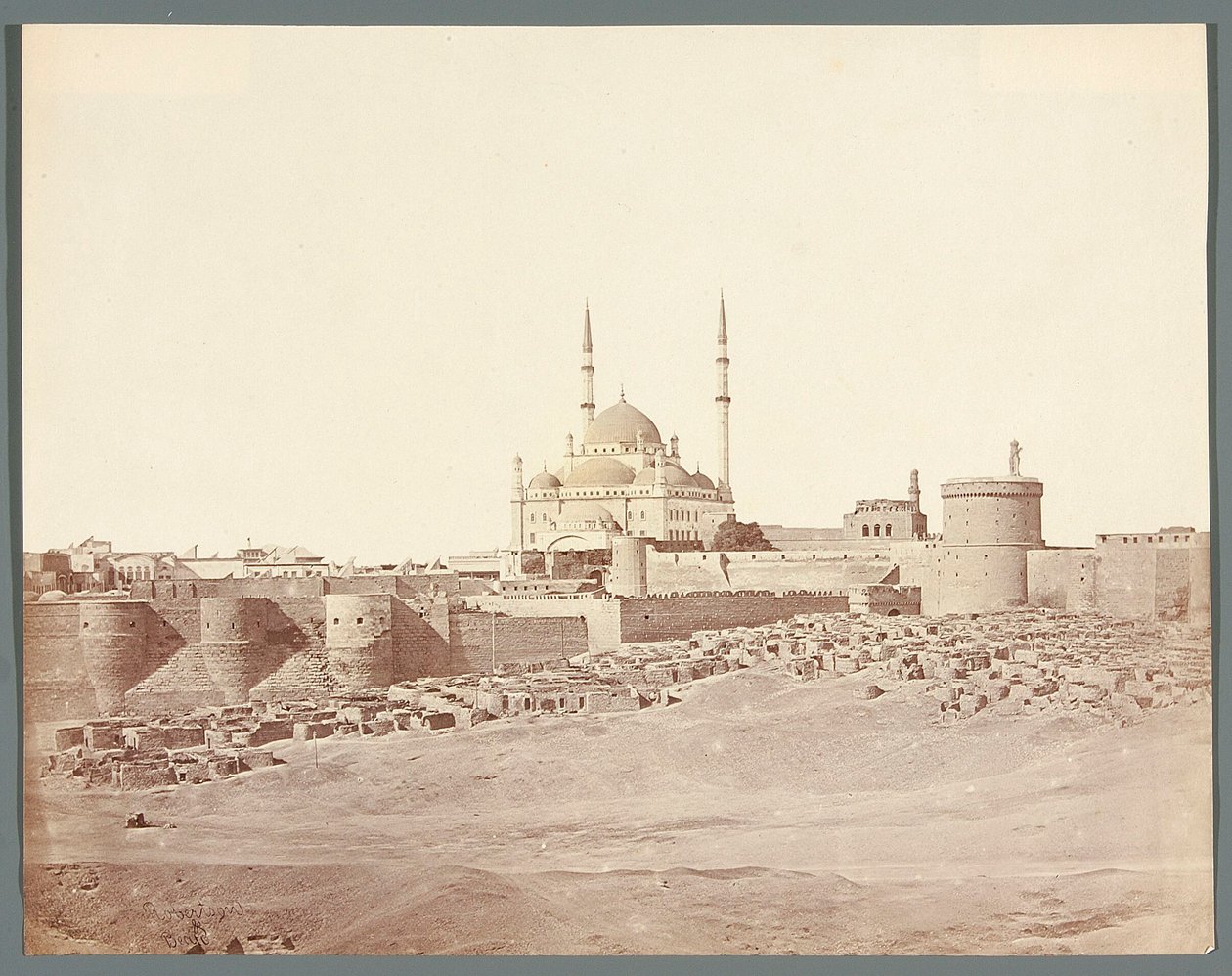 エジプト。カイロ。ムハンマド・アリーのアラバスター・モスクを伴う城塞の全景（1830-1848） 作： ジェームス・ロバートソン