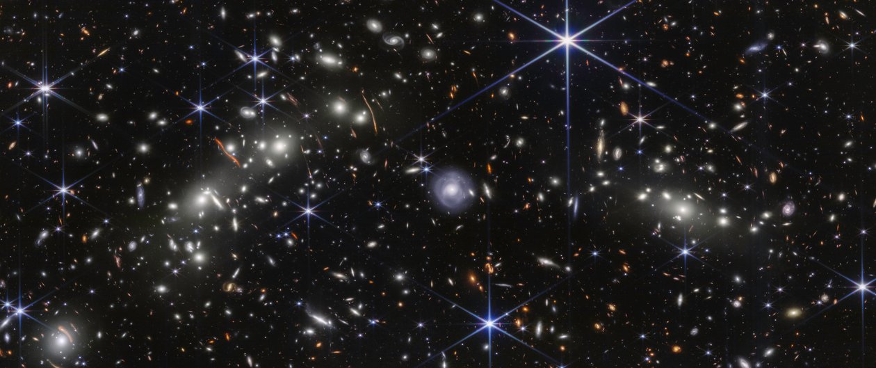 弾丸状星団（NIRCamによる画像） 作： ジェイムズウェッブ宇宙望遠鏡（NASA）