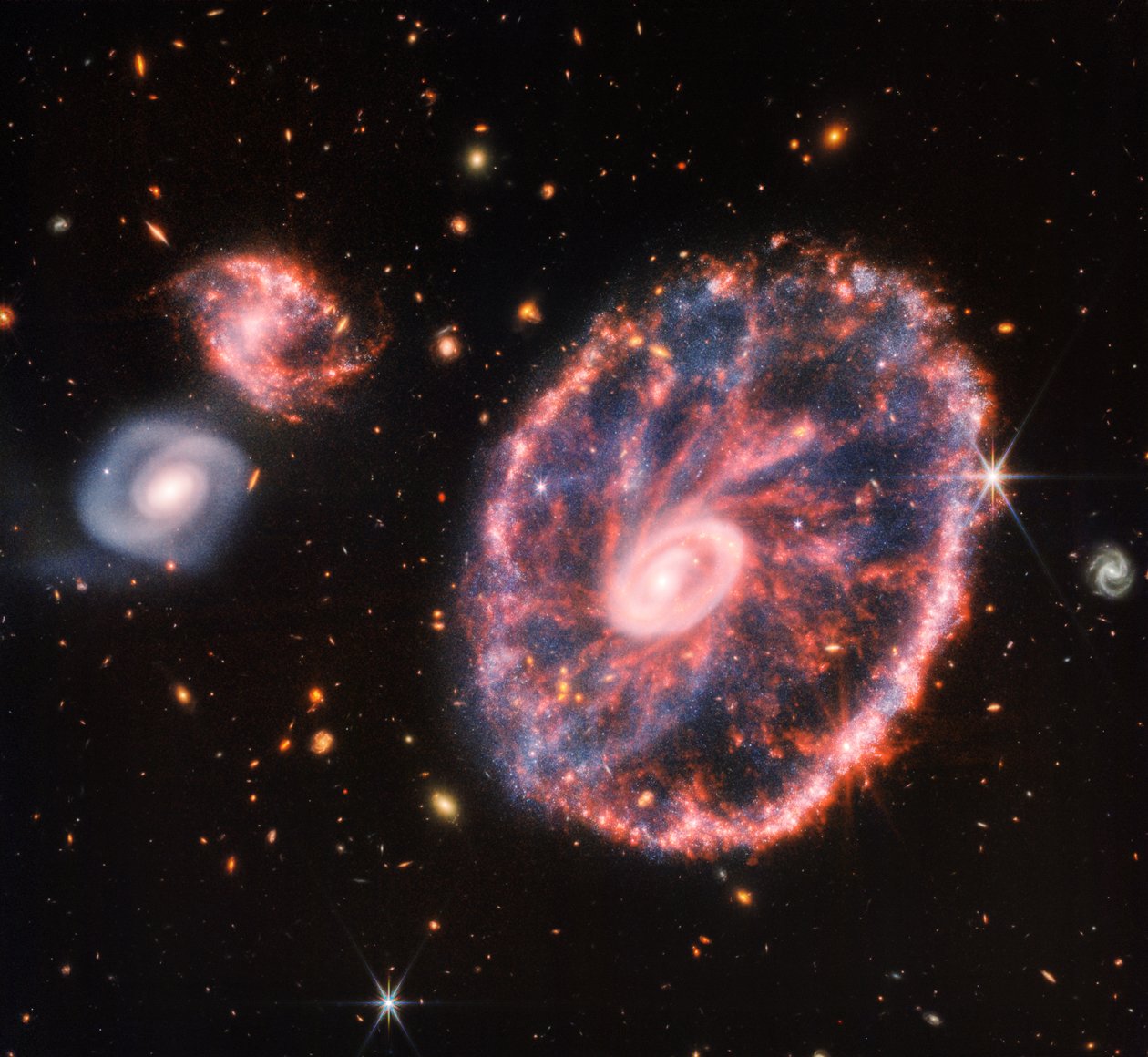 側転銀河 (NIRCam と MIRI の合成画像) 作： ジェイムズウェッブ宇宙望遠鏡（NASA）
