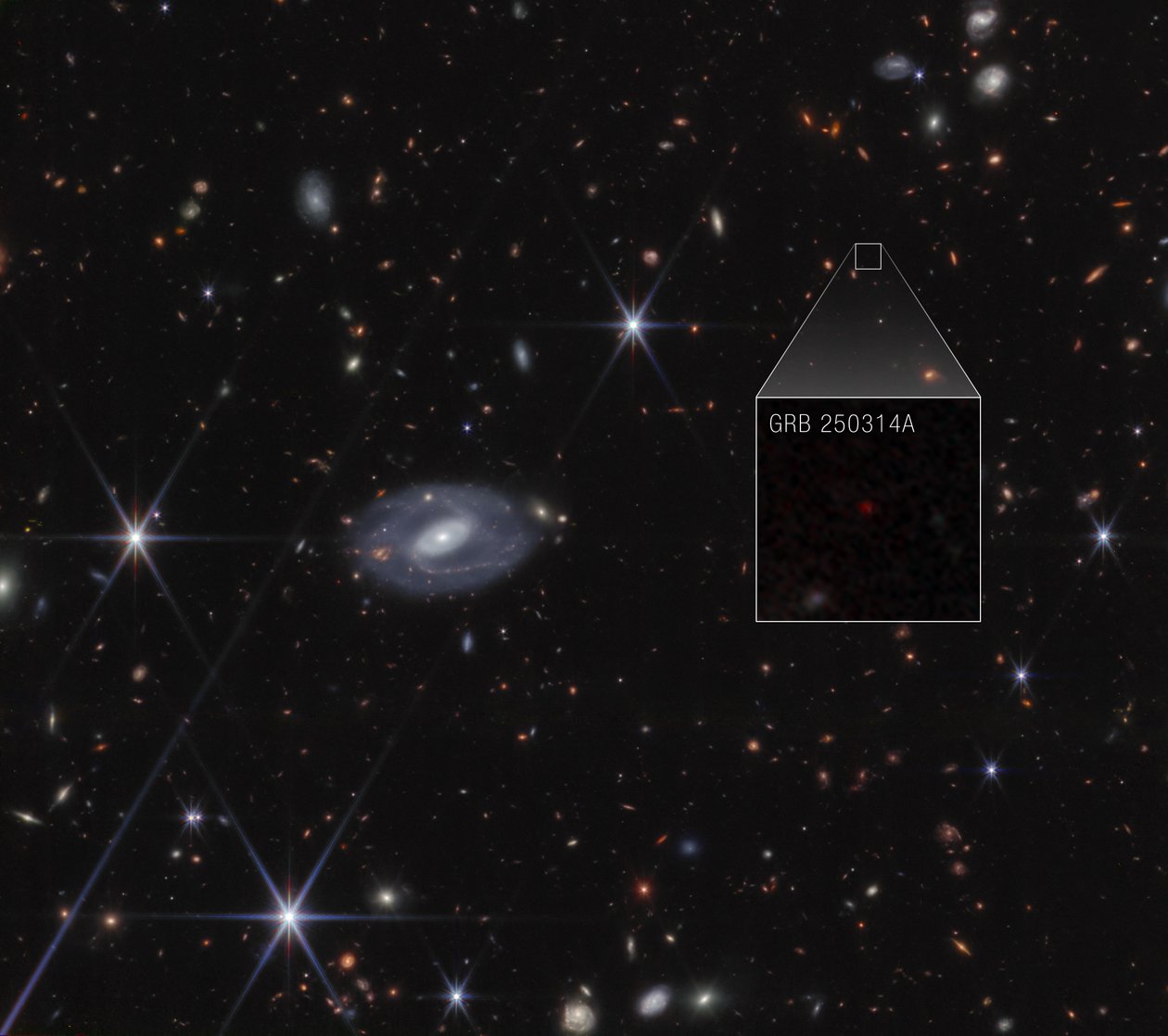 GRB 250314A の拡大画像（NIRCamによる画像） 作： ジェイムズウェッブ宇宙望遠鏡（NASA）