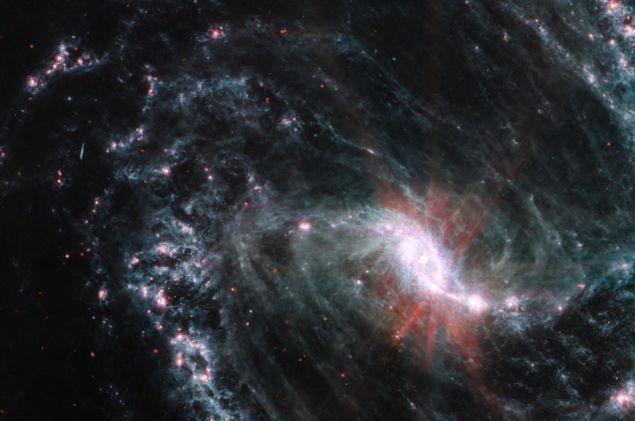 NGC 1365（MIRI画像） 作： ジェイムズウェッブ宇宙望遠鏡（NASA）
